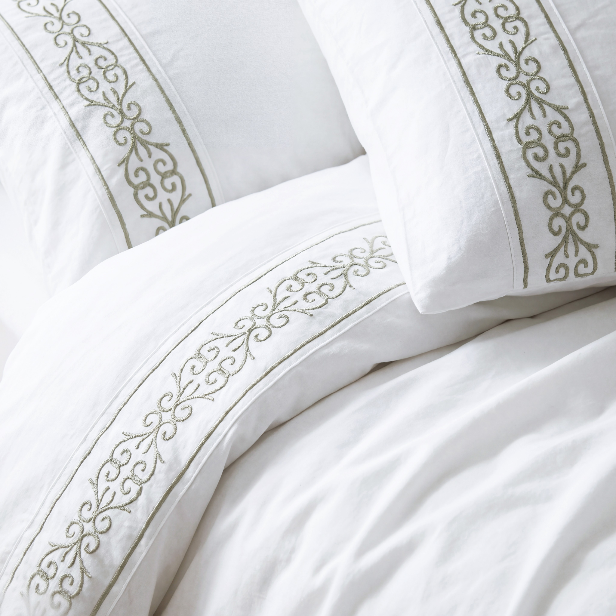 Andalus Luxury Duvet Cover Set – Complete 6-Piece Bedding Set.