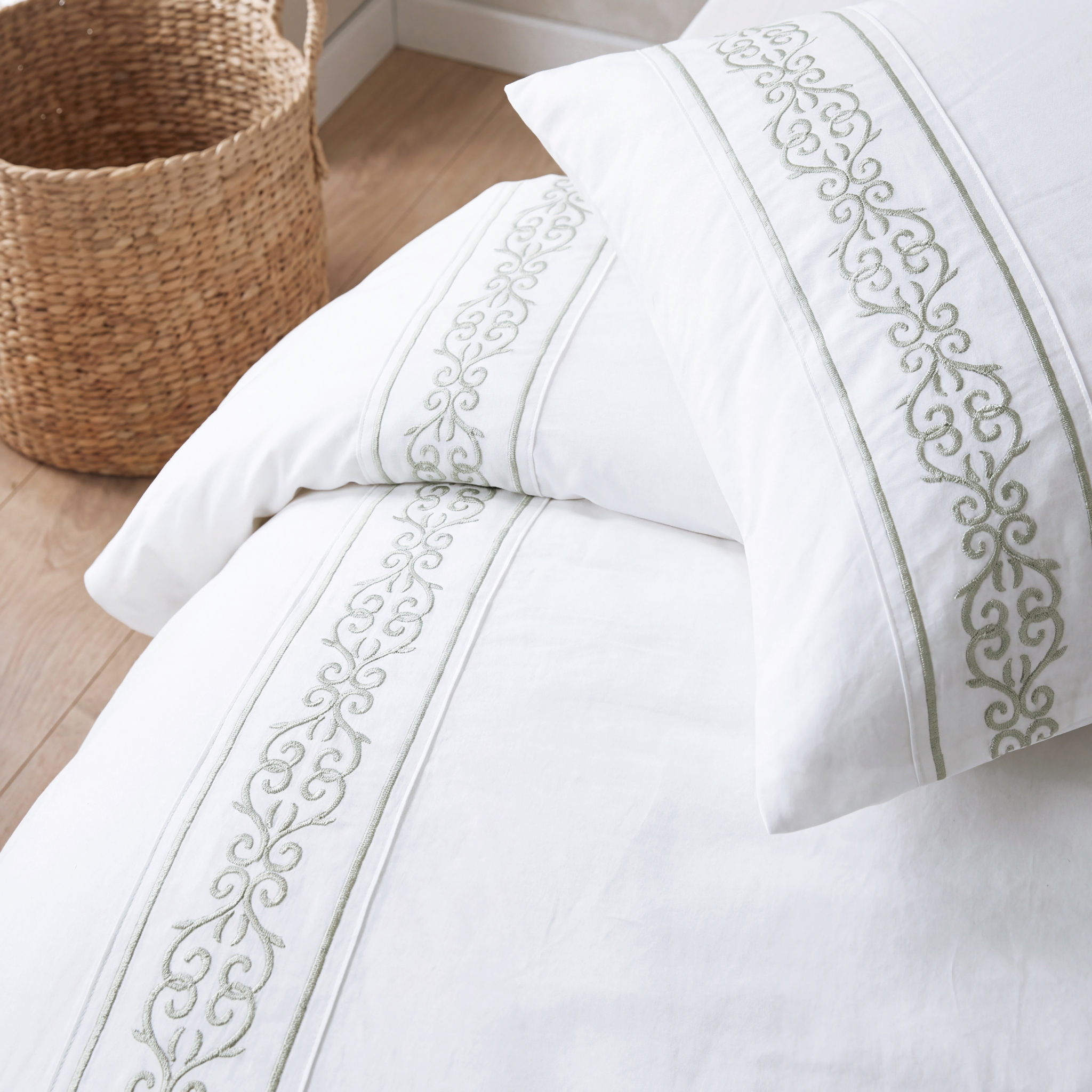 Andalus Luxury Duvet Cover Set – Complete 6-Piece Bedding Set.