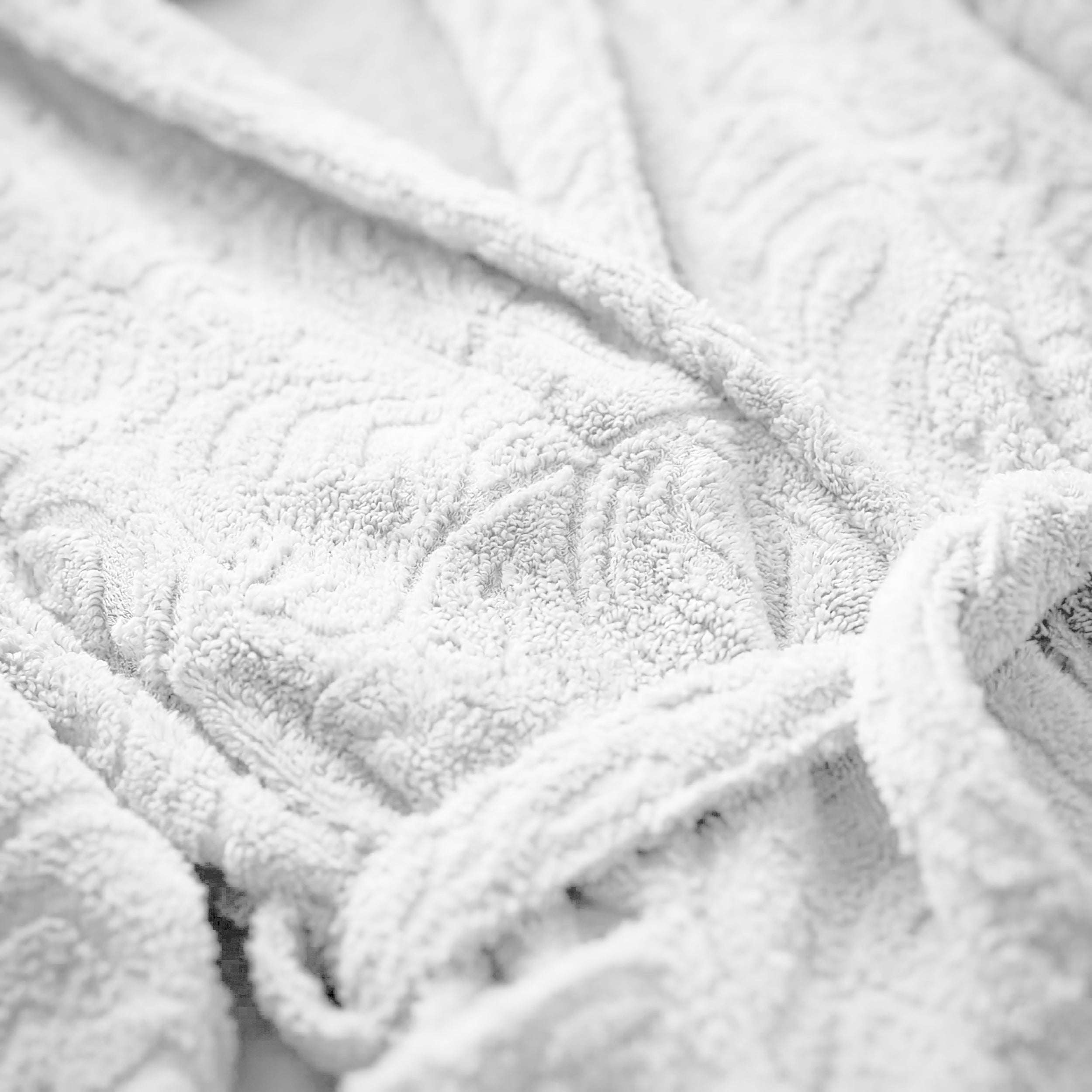 Eliz 100% Cotton Jacquard Bathrobe – Soft Absorbent Spa & Hotel Robe (Offwhite)