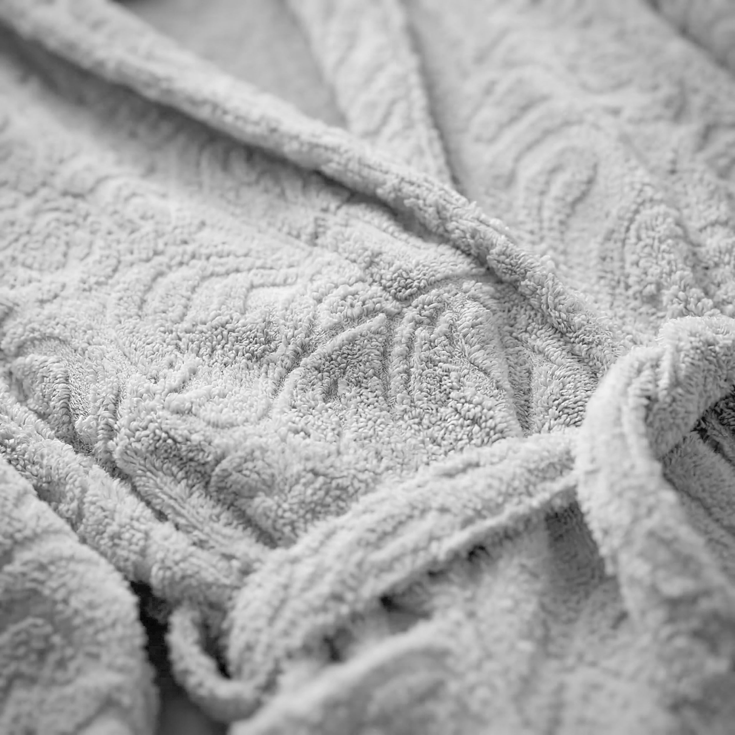 Eliz 100% Cotton Jacquard Bathrobe – Soft Absorbent Spa & Hotel Robe (Silver)