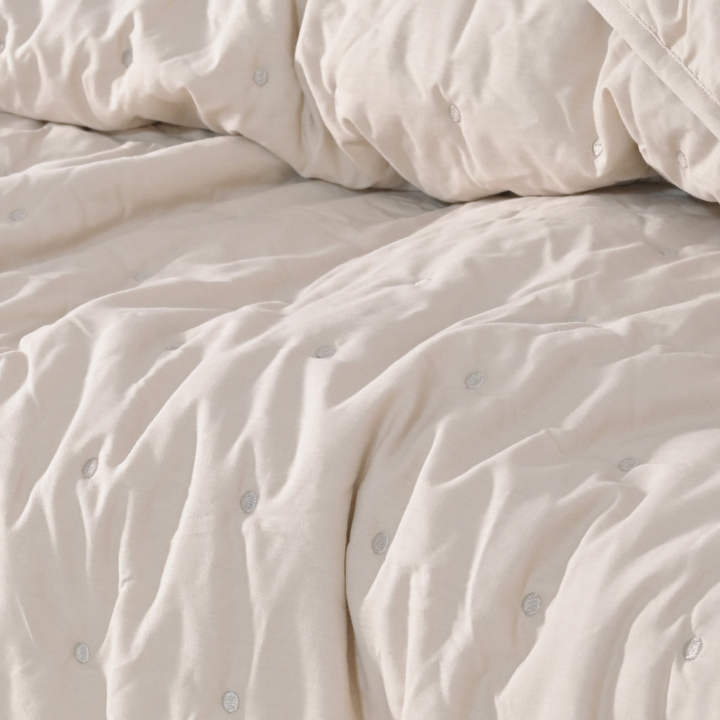 Dots Quilt set (2 pillow cases ) – Plush & Elegant for Any Room