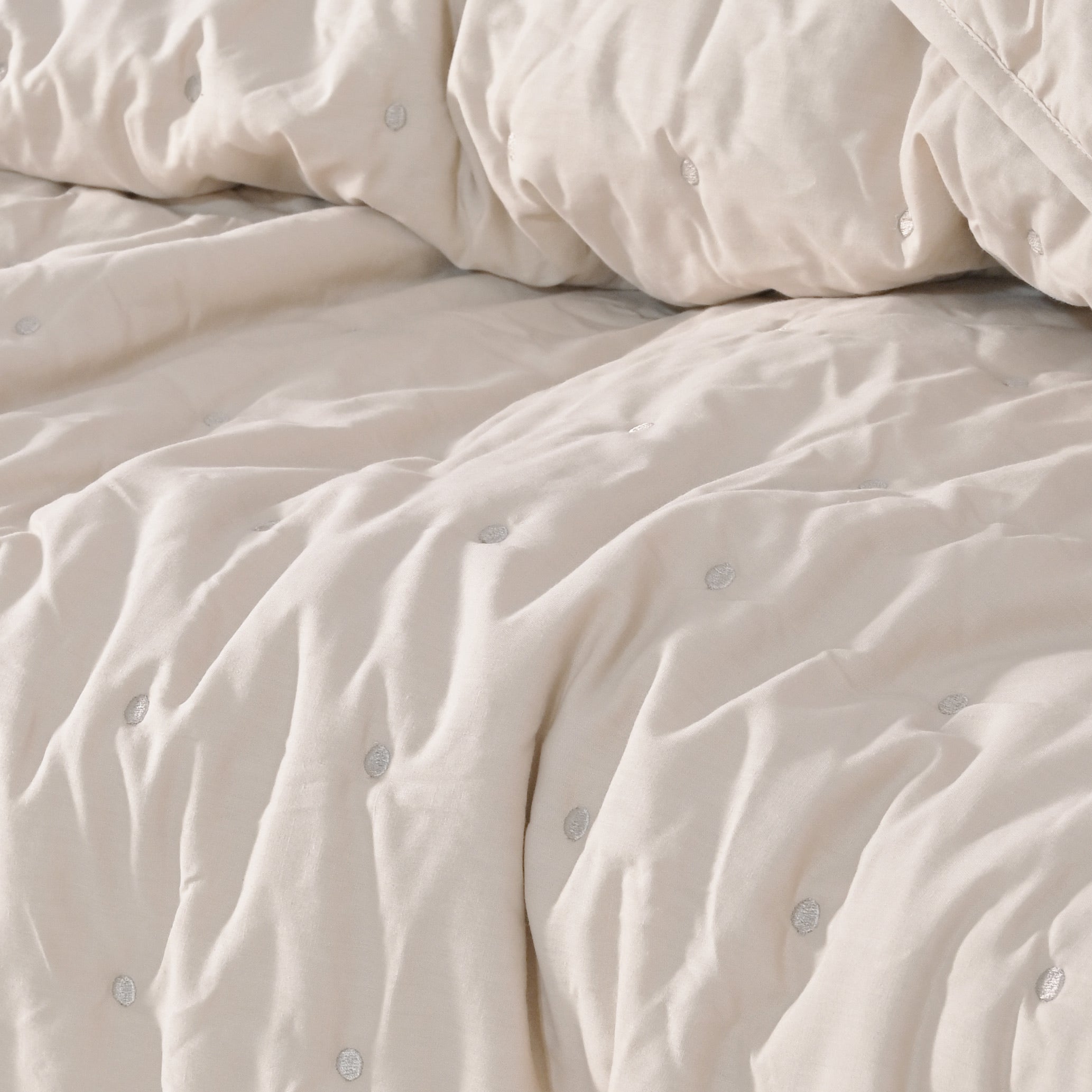 Dots Quilt set (2 pillow cases ) – Plush & Elegant for Any Room